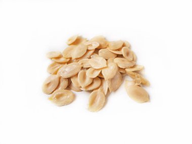 Beyaz arka plan üzerinde izole karpuz tohumu yığını