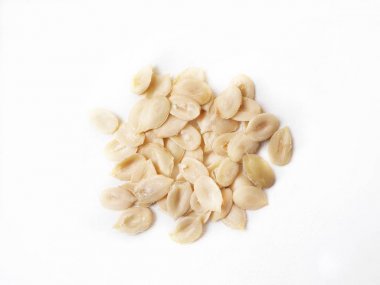 Beyaz arka plan üzerinde izole karpuz tohumu yığını