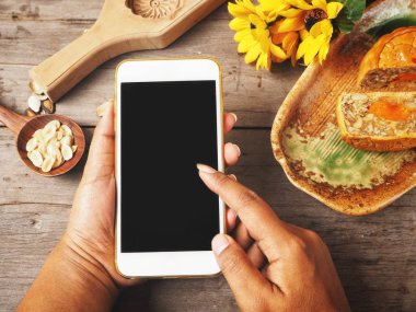 Ahşap arka plan üzerinde geleneksel festival Çin moon pasta