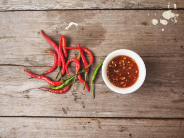 Ahşap arka plan üzerinde geleneksel Tay tatlı kırmızı biber çorbası