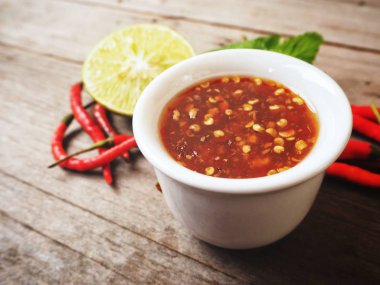 Ahşap arka plan üzerinde geleneksel Tay tatlı kırmızı biber çorbası