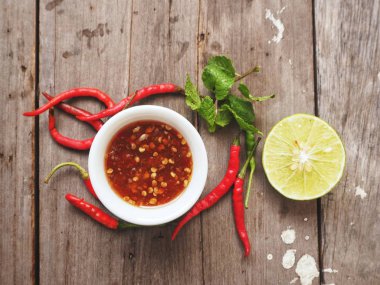 Ahşap arka plan üzerinde geleneksel Tay tatlı kırmızı biber çorbası