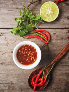 Ahşap arka plan üzerinde geleneksel Tay tatlı kırmızı biber çorbası