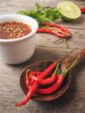 Ahşap arka plan üzerinde geleneksel Tay tatlı kırmızı biber çorbası