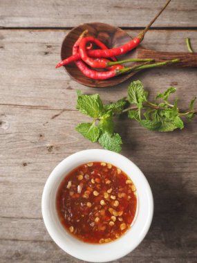 Ahşap arka plan üzerinde geleneksel Tay tatlı kırmızı biber çorbası