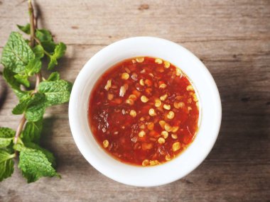 Ahşap arka plan üzerinde geleneksel Tay tatlı kırmızı biber çorbası