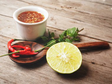 Ahşap arka plan üzerinde geleneksel Tay tatlı kırmızı biber çorbası