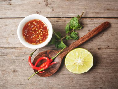 Ahşap arka plan üzerinde geleneksel Tay tatlı kırmızı biber çorbası