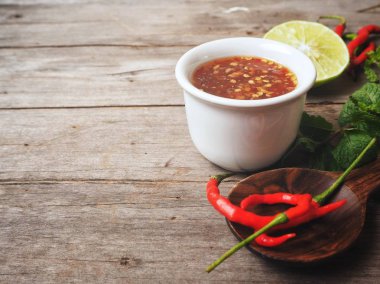 Ahşap arka plan üzerinde geleneksel Tay tatlı kırmızı biber çorbası