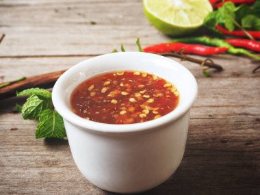 Ahşap arka plan üzerinde geleneksel Tay tatlı kırmızı biber çorbası