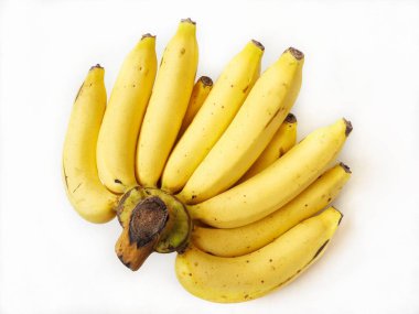 Beyaz arkaplanda izole edilmiş bir grup sarı muz