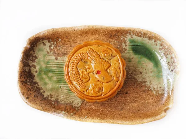 传统节日中国月饼在白色背景下被隔绝 — 图库照片