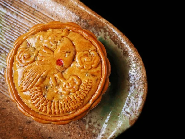 Bolo Lua Chinês Festival Tradicional Placa Cerâmica Sobre Fundo Preto — Fotografia de Stock