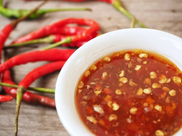 Ahşap arka plan üzerinde geleneksel Tay tatlı kırmızı biber çorbası