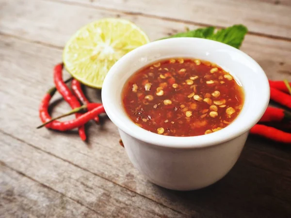 Ahşap arka plan üzerinde geleneksel Tay tatlı kırmızı biber çorbası