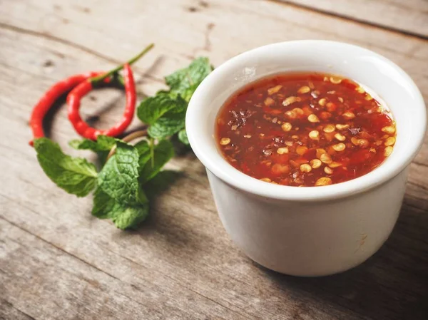 Ahşap arka plan üzerinde geleneksel Tay tatlı kırmızı biber çorbası