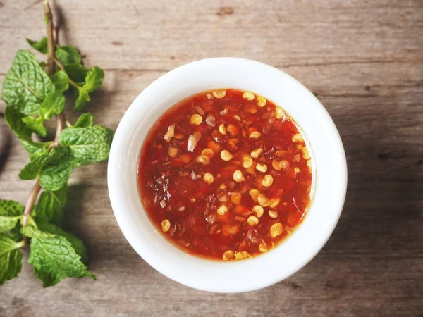 Ahşap arka plan üzerinde geleneksel Tay tatlı kırmızı biber çorbası