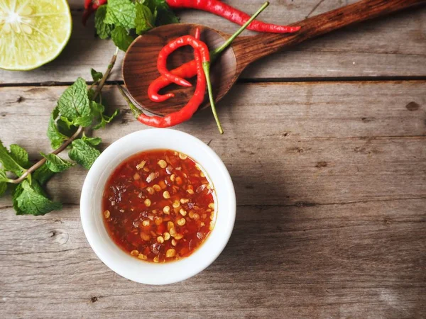Traditionelle Thailändische Chilisuppe Auf Hölzernem Hintergrund — Stockfoto