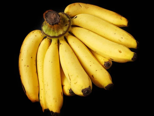 Hromada banánů na černém pozadí — Stock fotografie