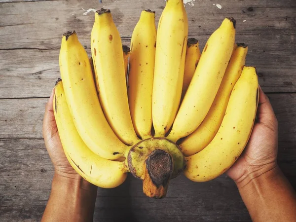 Ramo de plátanos en las manos —  Fotos de Stock