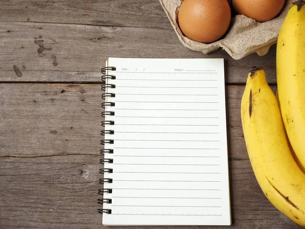 卵とバナナと空白のメモ帳 — ストック写真