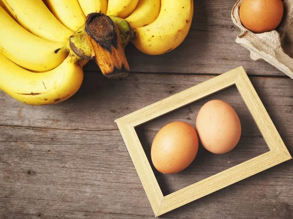 Huevos y plátanos con marco — Foto de Stock