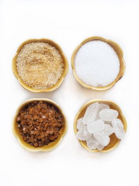 Bambu kase beyaz arka plan üzerinde beyaz ve kahverengi şeker