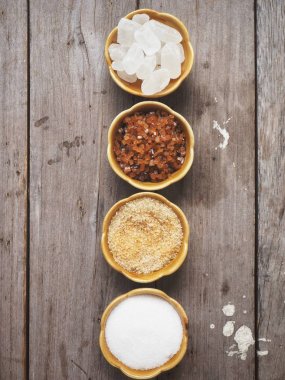 Bambu kase eski ahşap arka plan üzerinde beyaz ve kahverengi şeker