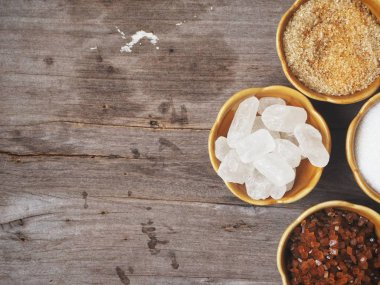 Bambu kase eski ahşap arka plan üzerinde beyaz ve kahverengi şeker