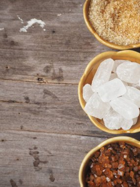 Bambu kase eski ahşap arka plan üzerinde beyaz ve kahverengi şeker