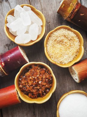 Bambu kase eski ahşap arka plan üzerinde beyaz ve kahverengi şeker