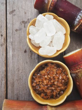 Bambu kase eski ahşap arka plan üzerinde beyaz ve kahverengi şeker