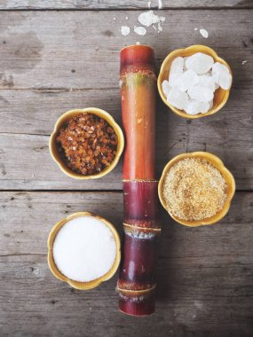 Bambu kase eski ahşap arka plan üzerinde beyaz ve kahverengi şeker