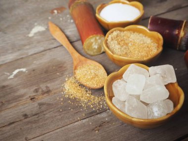 Bambu kase eski ahşap arka plan üzerinde beyaz ve kahverengi şeker