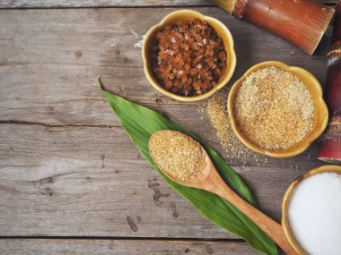 Bambu kase eski ahşap arka plan üzerinde beyaz ve kahverengi şeker