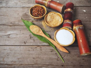 Bambu kase eski ahşap arka plan üzerinde beyaz ve kahverengi şeker