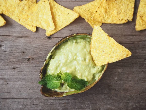 Comida Tradicional Mexicana Salsa Aguacate Con Nachos Sobre Fondo Madera — Foto de Stock