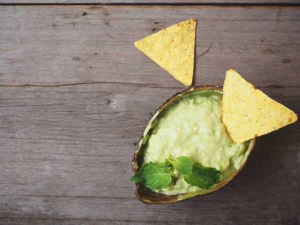 Comida Tradicional Mexicana Salsa Aguacate Con Nachos Sobre Fondo Madera — Foto de Stock