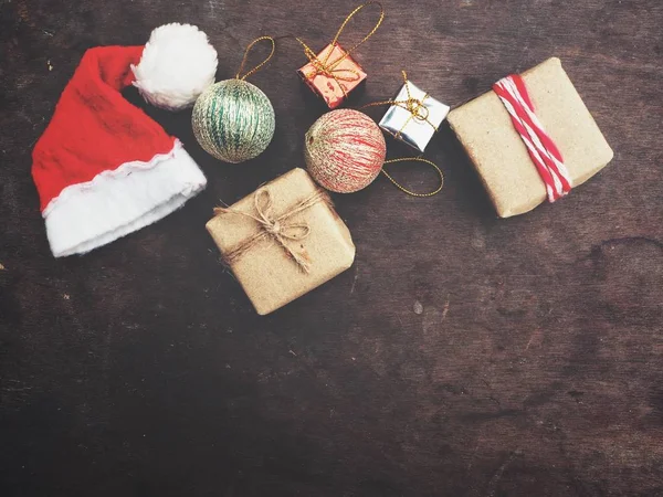 Chapeau Noël Avec Des Cadeaux Sur Fond Bois Brun — Photo