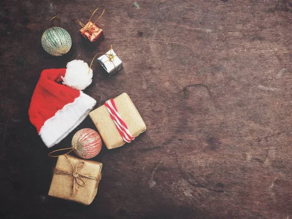 Kerstmuts Met Giften Bruin Houten Achtergrond — Stockfoto