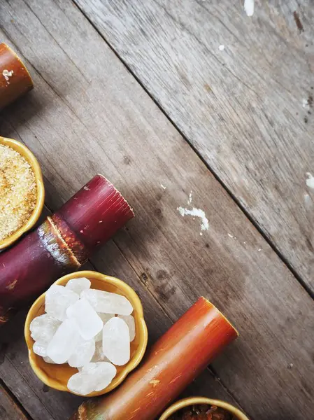 Bambu kase eski ahşap arka plan üzerinde beyaz ve kahverengi şeker