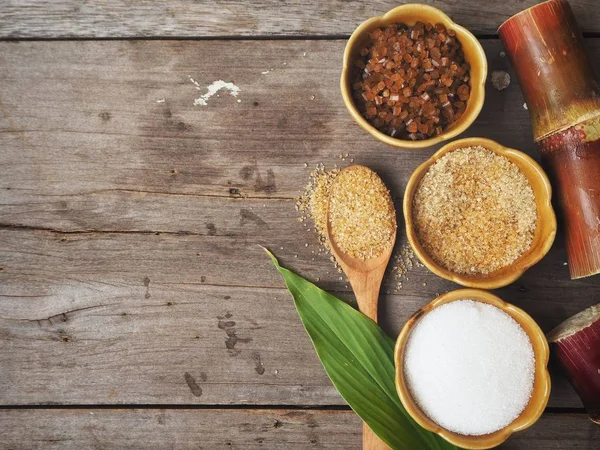 Vitt Och Brunt Socker Bambu Skålar Gamla Trä Bakgrund — Stockfoto