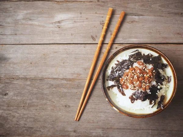  Geleneksel Japon gıda Natto ahşap arka plan üzerinde pişmiş pirinç ile