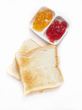 Tost dilim beyaz, en iyi görünüm izole çilek ve portakal reçelli ekmek
