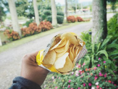 Kadın holding çanta gevrek patates cipsi ile