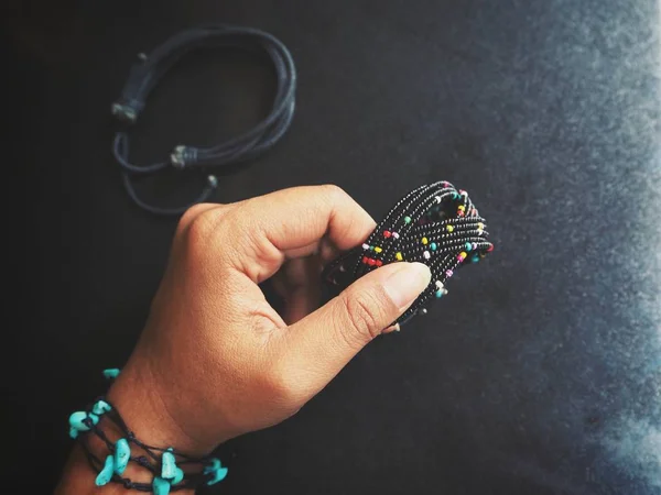 Abgeschnittene Aufnahme Einer Person Mit Armband Mit Bunten Perlen Auf — Stockfoto