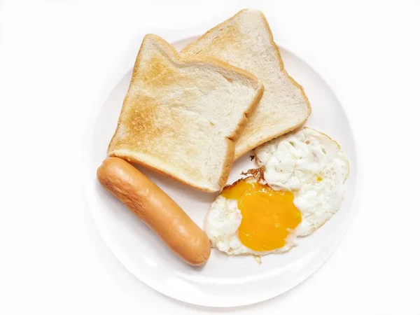 卵とソーセージと白 トップ ビューで分離されたトーストの朝食 — ストック写真