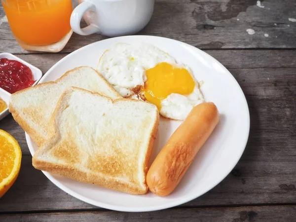 Petit Déjeuner Oeuf Avec Saucisse Pain Grillé Avec Confiture Sur — Photo