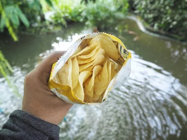 Frau Hält Tüte Mit Knusprigen Kartoffelchips — Stockfoto