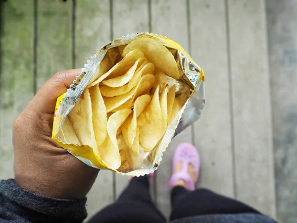 Kvinna Innehav Väska Med Krispiga Pommes Frites — Stockfoto